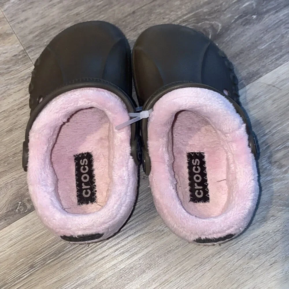 Brown crocs with pink fur lining Girls size 8/9 C